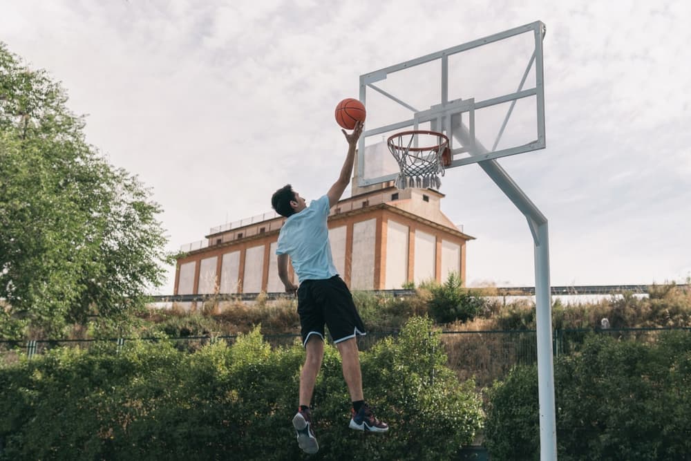 Qué altura tiene una canasta de baloncesto