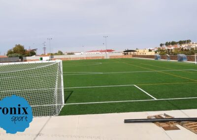 Manufacture and installation of complete equipment (goals, benches, protection nets, railing…) for the 7-a-side soccer field in Valverde de Leganés (Badajoz).