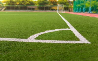 ¿Qué materiales garantizan la durabilidad en una pista de fútbol?